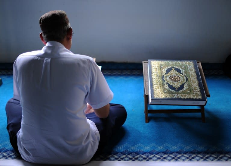 Foto yang ditangkap oleh AFP di Malaysia semasa bulan Ramadan