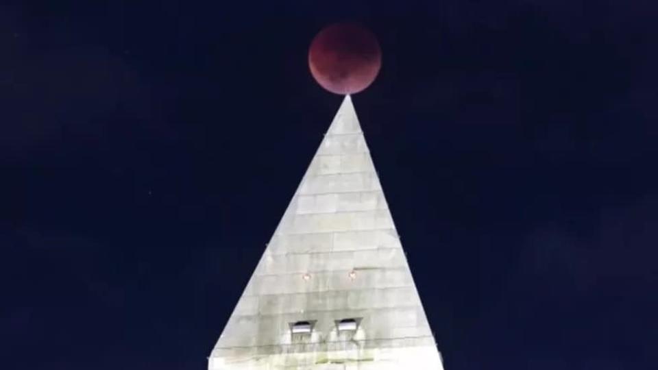 Superlua vista acima do obelisco de Washington, capital dos EUA