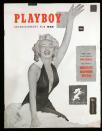 <p>En 1953, le tout premier numéro de Playboy se vend à plus de 50 000 exemplaires, grâce à sa playmate : Marilyn Monroe. Une publication organisée dans le dos de l’actrice la plus en vogue du moment. En 1948, alors mannequin anonyme et sans le sou, la jeune femme pose pour un calendrier érotique, sous la direction de Tom Kelley. Elle ne veut pas être reconnue et utilise le pseudonyme Mona Monroe. Quelques années plus tard, des photos fuitent, et Hugh Hefner parvient à acheter un cliché pour la modique somme de 500 dollars. Alors que ses managers la supplient de s’excuser, Marilyn Monroe choisit d’assumer, envers et contre tous. « J’ai admis que c’était moi, même quand les cadres de la Fox avaient peur que cela sabote ma carrière. Bien sûr, ils avaient tort. Les fans et mon public ont applaudi, et ce premier numéro de Playboy a aidé ma carrière », confiait-elle ainsi dans son livre « Marilyn : Her Life in Her Own Words ».</p><br>