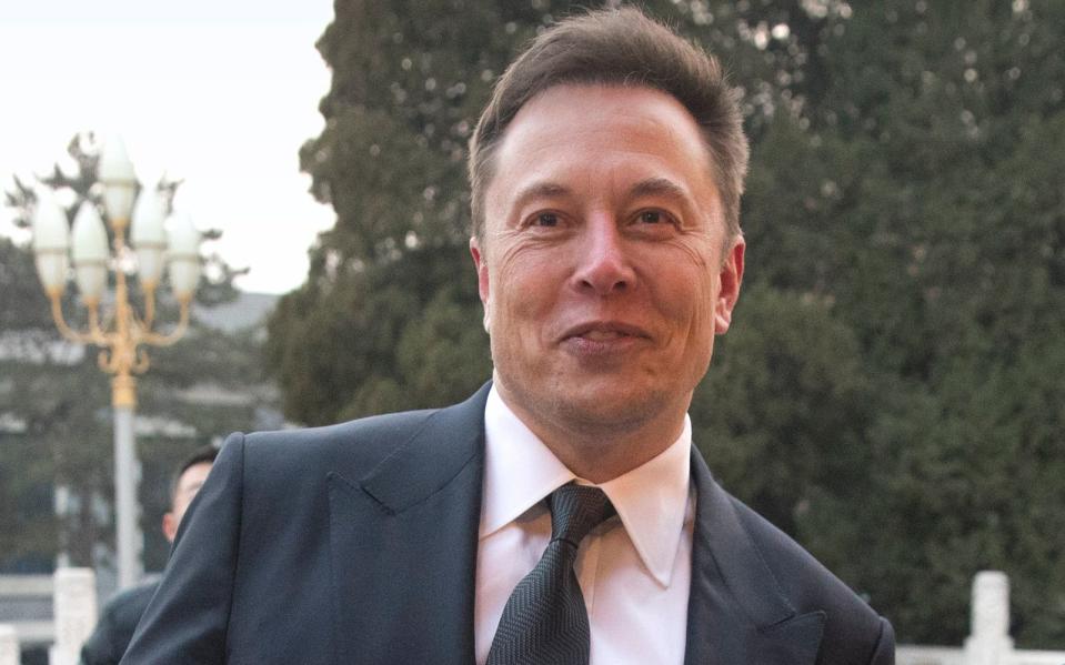 Tech-Guru Elon Musk nannte seinen Sohn tatsächlich "X Æ A-12 Musk". Da eine Verordnung in Kalifornien allerdings Sonderzeichen und Zahlen in Namen verbietet, wurde der Sohnemann umbenannt und heißt nun offiziell: X AE A-Xii. (Bild: Mark Schiefelbein - Pool/Getty Images)
