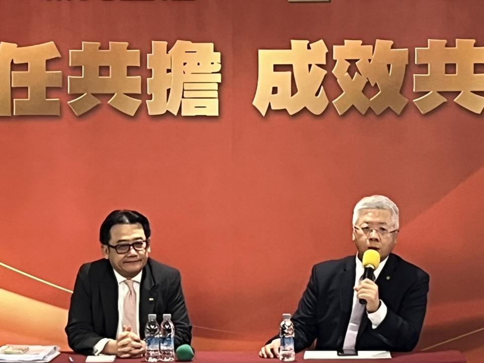 新新併股臨會前，台新金總經理林維俊（右）與新光金總經理陳恩光（左）一起開記者會。圖/記者葉憶如攝