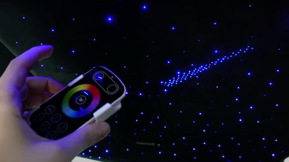 車內更有星空頂棚，還可以透過遙控器控制顏色，甚至還有流星的動畫功能。（圖片來源/ 翻攝自YT@MercBenzKing）