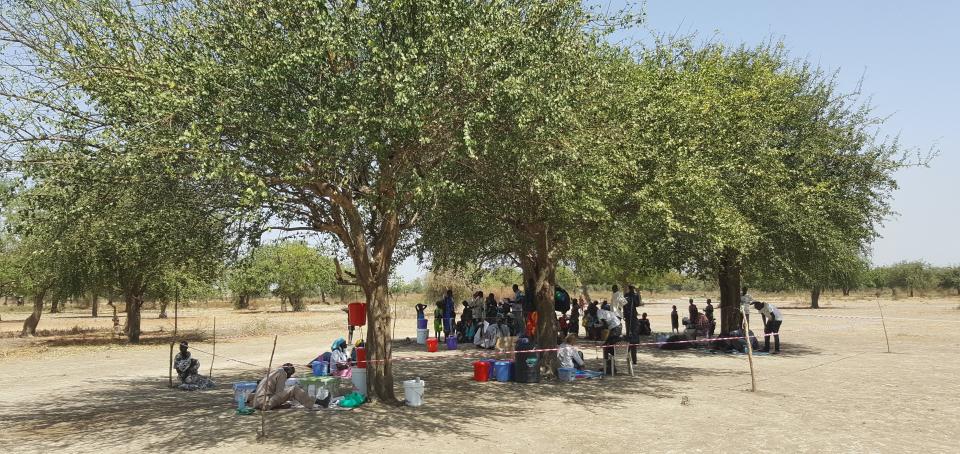 To keep a low profile and leave quickly in case the situation deteriorates, this mobile medical team stays in the open air under a tree. (Photo: Nicolas Peissel/MSF)