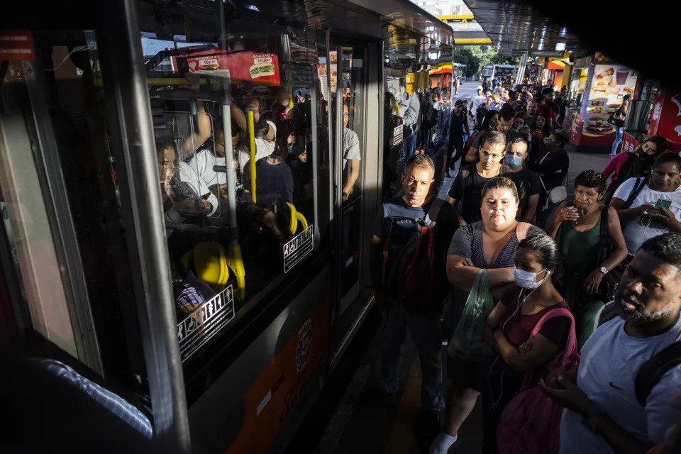 SÃO PAULO, SP, 23.03.2023 - METRÔ-GREVE-SP: Passageiros encontram a estação Tatuapé (linha 2-vermelha) fechada. As linhas 1-azul, 2-verde e 3-vermelha do metrô estão com operação paralisada devido a uma greve de 24 horas dos metroviários na capital paulista, desde às 00h desta quinta-feira. A empresa acionou o plano de contingência (Paese) para diminuir os transtornos para os usuários do metrô. (Foto: Bruno Santos/Folhapress)