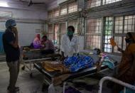 Wider Image: Last doctor standing: Pandemic pushes Indian hospital to brink