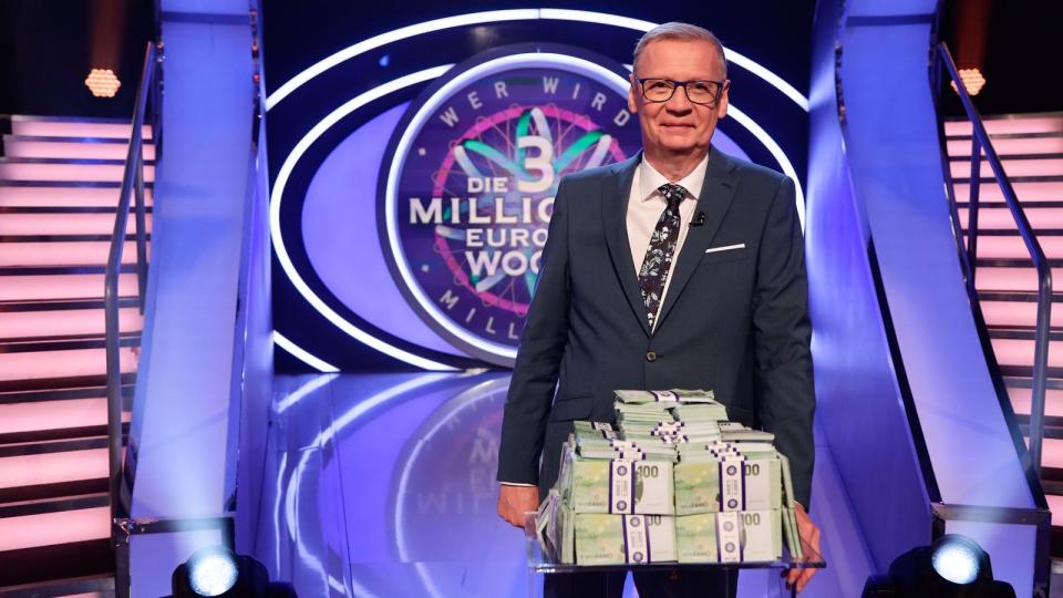 Günther Jauch präsentiert den Hauptgewinn: drei Millionen Euro. (Bild: RTL / Dirk Borm)