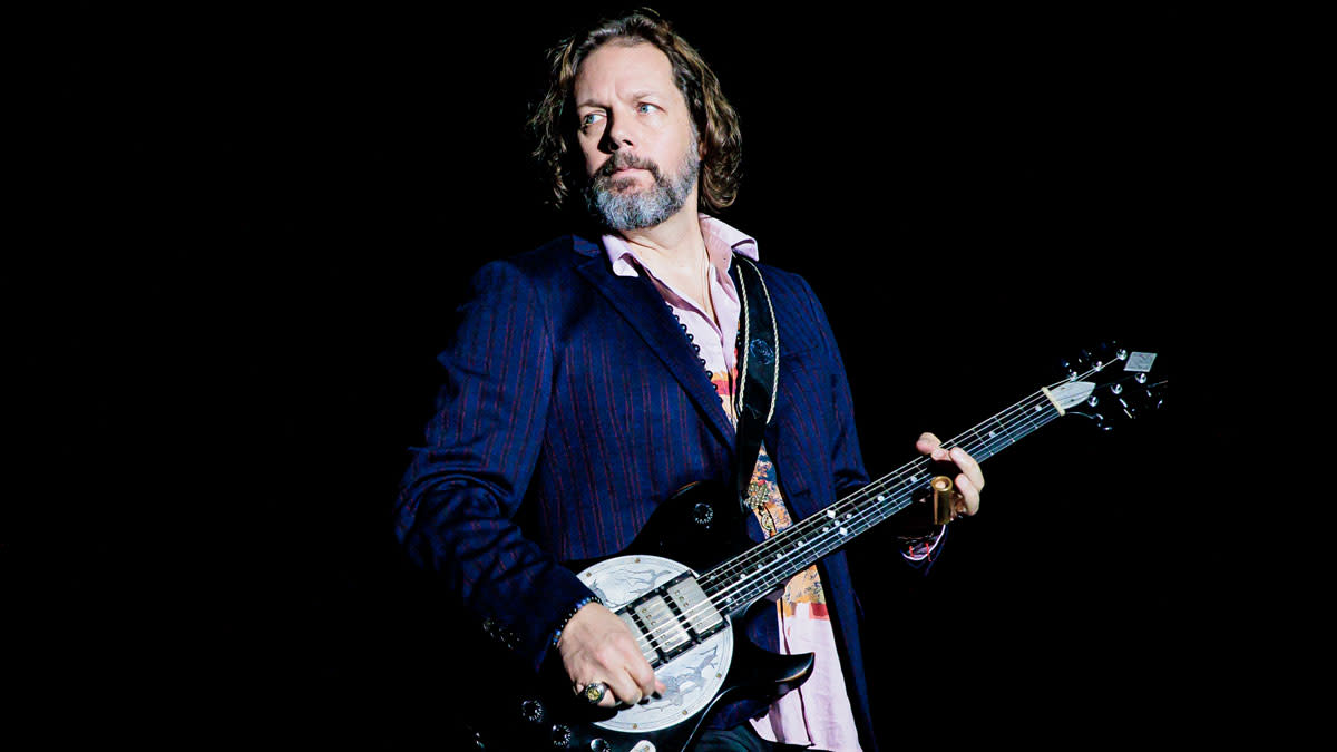  Rich Robinson of The Black Crowes performs at Alcatraz on October 13, 2022 in Milan, Italy. 