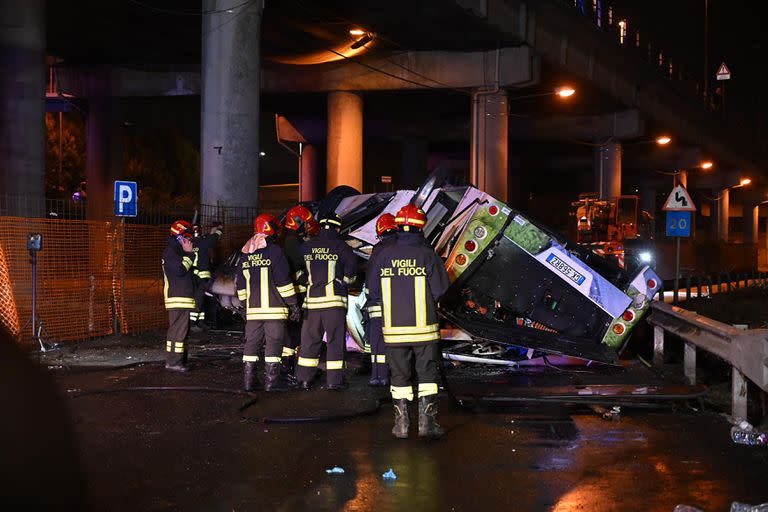 Bomberos trabajan en el lugar del accidente de un autobús en Mestre, cerca de Venecia. Al menos 20 personas murieron este martes cuando un autobús se precipitó por un puente en la ciudad de Venecia, en el norte de Italia, informó a la AFP un portavoz del ayuntamiento.  