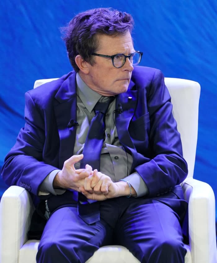 Michael J. Fox sentado en un evento