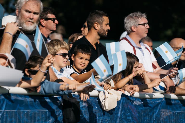 Niños franceses y banderas argentinas