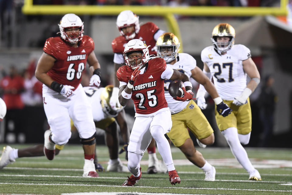 Louisville running back Jawhar Jordan (25) carries the ball during a win over Notre Dame on Saturday. (Michael Allio/Icon Sportswire via Getty Images)