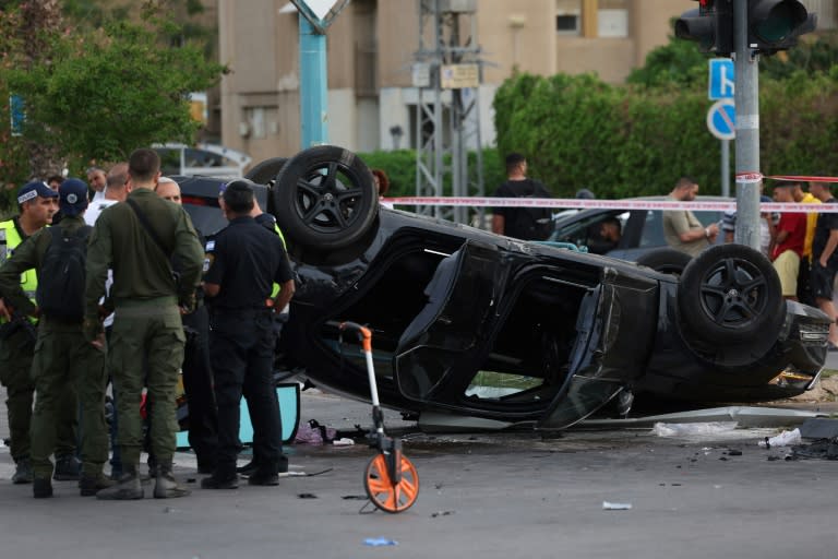 Nahe der israelischen Stadt Tel Aviv ist eine junge Frau angegriffen und verletzt worden. Israels rechtsextremer Sicherheitsminister Itamar Ben Gvir wurde bei einem Autounfall verletzt, als er von einer Ansprache am Ort des Angriffs zurückkehrte. (AHMAD GHARABLI)