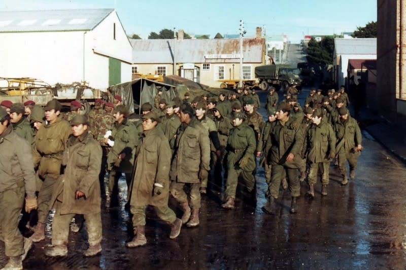 1982年，福克蘭戰爭，被英國遠征軍俘虜的阿根廷官兵（Ken Griffiths@Wikipdia / Public Domain）