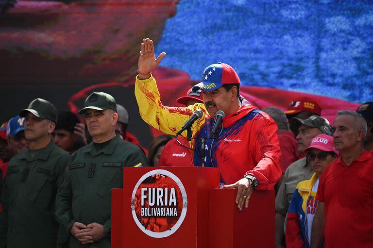 Nicolás Maduro habla desde un atril bajo el eslogan 