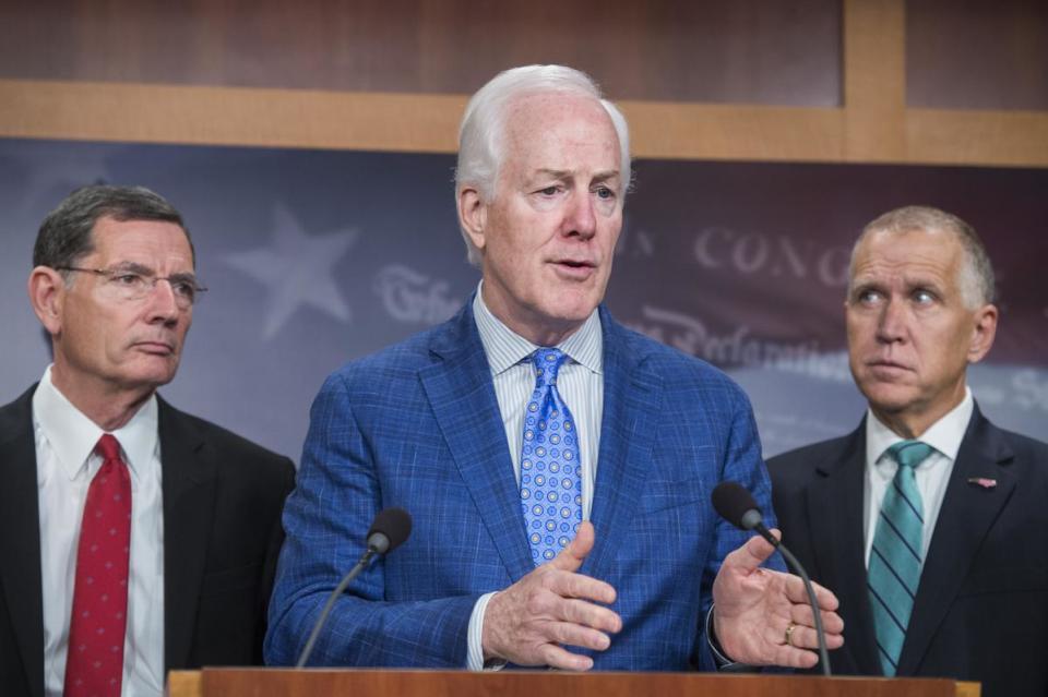 美國參議院多數黨黨鞭柯寧（John Cornyn）（圖中）計劃推動立法，擴大美國政府對外資審查。（東方IC）