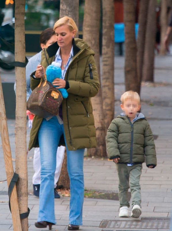 María Zurita paseando con su hijo