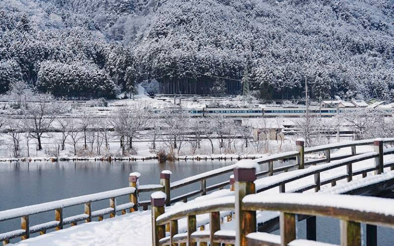 「乙女池」是許多旅客喜愛的拍照勝地，池中橫跨的太鼓橋在白雪覆蓋下盡顯清幽，寧靜的湖面像鏡子般對映著木橋和天空。