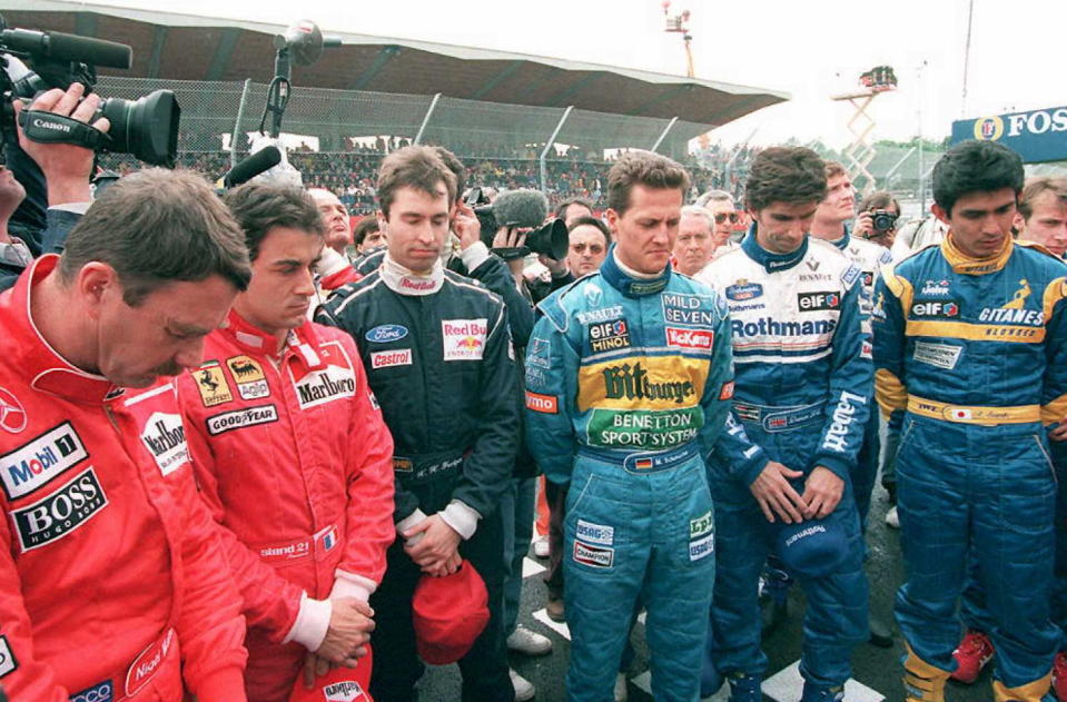 Compañeros y rivales. Los pilotos de la Fórmula 1 (de izq. a der): Nigel Mansell, Jean Alesi, Harald Frentzen, Michael Schumacher, Damon Hill y Christian Fittipaldi, rinden un minuto de silencio a Ayrton Senna después de correr el Gran Premio de Imola, del 1 de mayo de 1994. / Foto: Getty Images