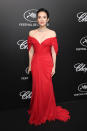 La marraine du Trophée Chopard 2019 s’est parée d’une robe fourreau au subtil drapé rouge vif. Zhang Ziyi a ébloui les flashes avec son décolleté corolle qui s’ouvrait généreusement tel un coquillage.