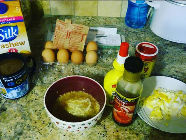 <p>Emily a récemment partagé une photo de son petit déjeuner quotidien, composé d’un bol d’avoines, d’œufs et d’un café (accompagné d’un édulcorant).<br> Crédit photo : Instagram Emily Puglielli </p>