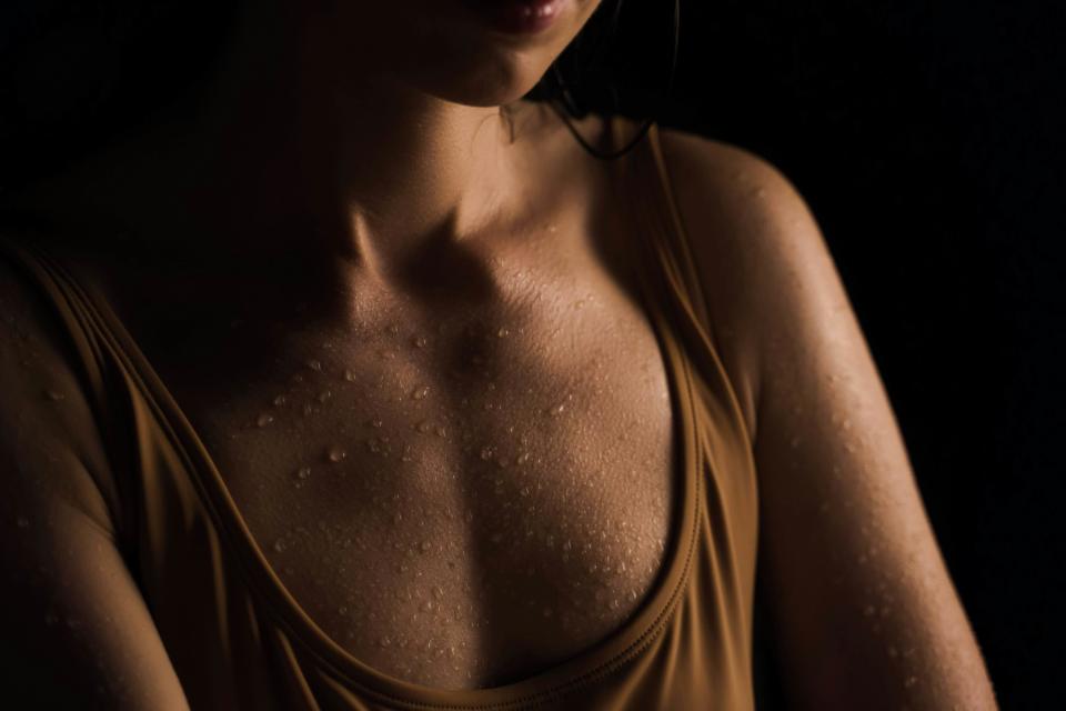 流汗的人以及穿深色衣服的人容易被蚊子叮圖片來源：pexels