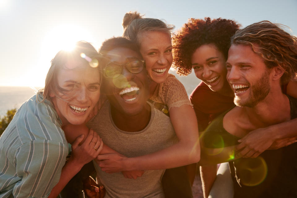 Fünf Freunde bei einem Roadtrip. Freundschaften ersetzen immer häufiger Partnerschaften. (Symbolbild: Getty)