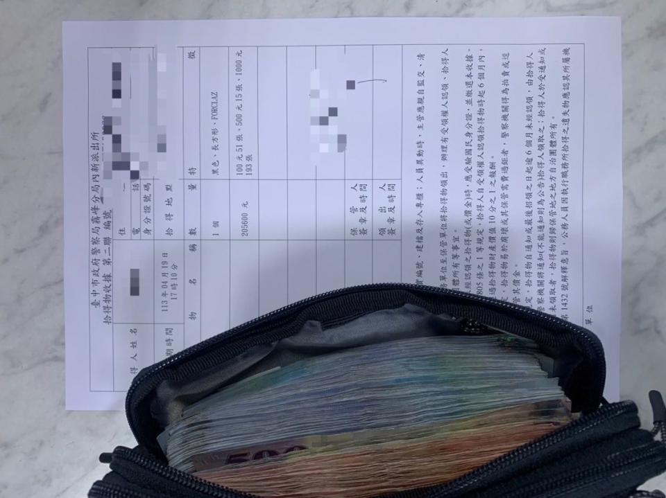 內新派出所受理明德國小四年級宋姓學童拾獲20餘萬現金，拾金不昧送交轄區內新派出所。(圖/記者謝榮浤翻攝)