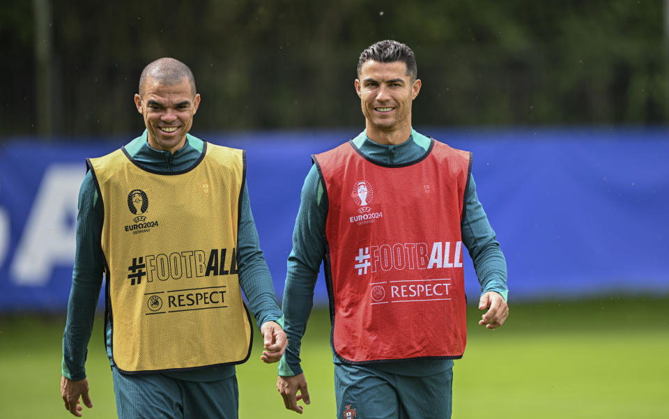 葡萄牙球星Cristiano Ronaldo與Pepe皆在歐洲盃小組賽出賽創造屬於自己的紀錄。(Photo by Oguz Yeter/Anadolu via Getty Images)
