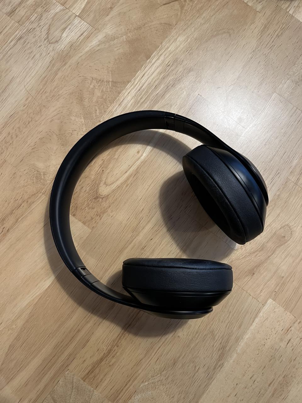 Beats Studio3 Wireless Over-Ear Headphones Review: Αυτά τα ακουστικά ακύρωσης θορύβου είναι εξαιρετικά για το γραφείο, αλλά έχω μερικές προτάσεις (φωτογραφία συγγραφέα).