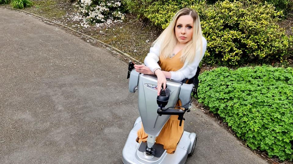 Joanna Klich, de 32 años, en su silla de ruedas vertical (Collect/PA Real Life)