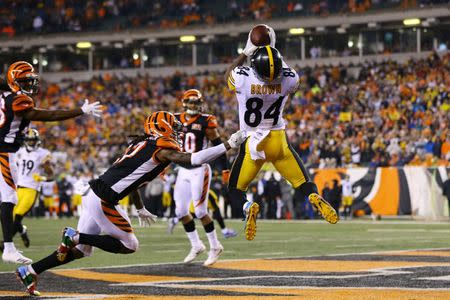 Dec 4, 2017; Cincinnati, OH, USA; Pittsburgh Steelers wide receiver Antonio Brown (84) catches the game tying touchdown against Cincinnati Bengals cornerback Dre Kirkpatrick (27) in the second half at Paul Brown Stadium. Mandatory Credit: Aaron Doster-USA TODAY Sports