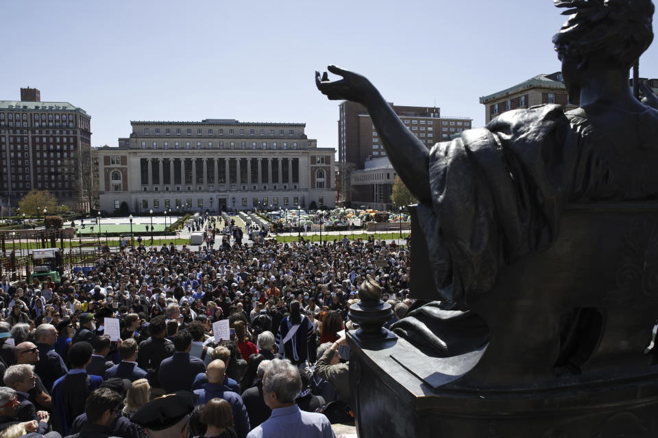 Profesores de la Universidad de Columbia hablan en solidaridad con el derecho de los estudiantes a protestar sin ser arrestados, en el campus de Nueva York, el 22 de abril de 2024. (AP Foto/Stefan Jeremiah)