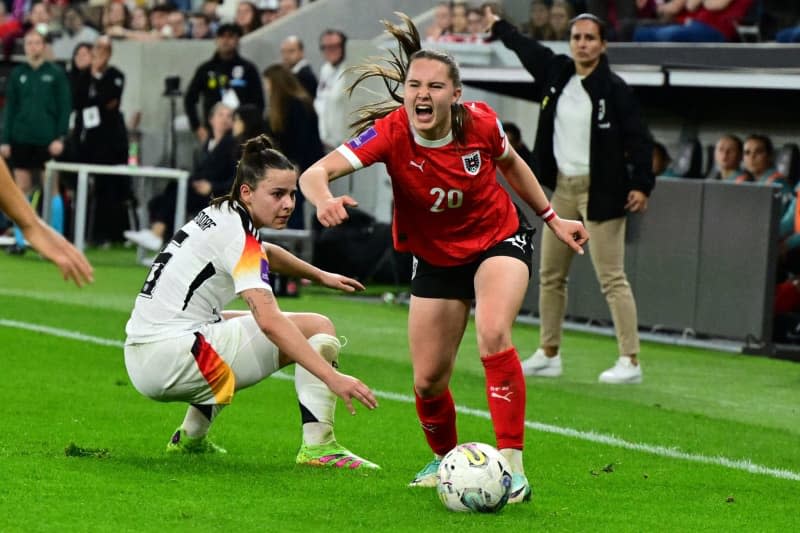 Germany's Lena Oberdorf (L) and Austria's Lilli Purtscheller fight for the ball during the UEFA Women's Euro 2025 qualifying soccer match between Austria and Germany at Raiffeisen Arena. Expa/Reinhard Eisenbauer/APA/dpa