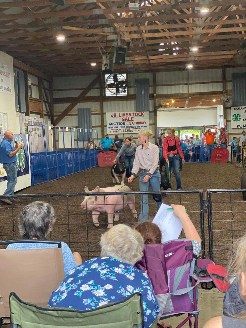 Cadence Fairchild of Bibs N’ Boots 4H Club shows a hog at the Richland County Fair.
