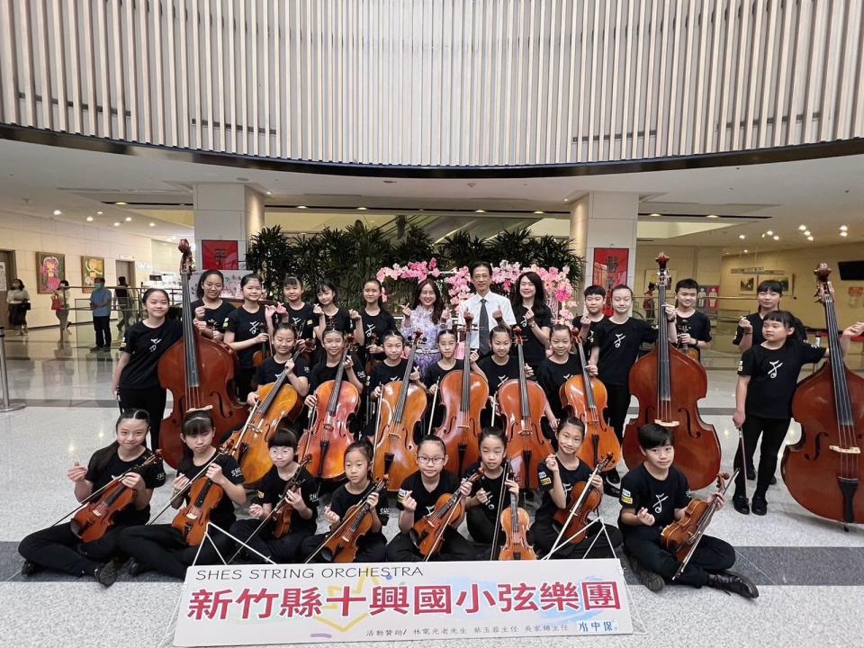 十興國小弦樂團至中國醫藥大學新竹附設醫院「愛的禮讚」音樂會演出。（中醫大提供）