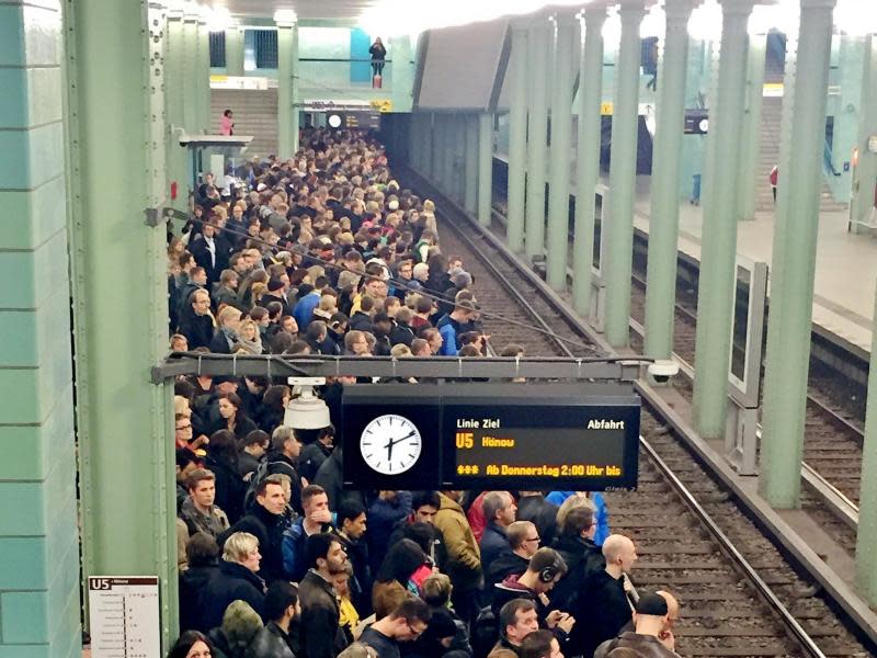 Überfüllter U-Bahnhof: In den Großstädten stößt der öffentliche Nahverkehr allmählich an seine Grenzen. Foto: Tom Backes/Archiv