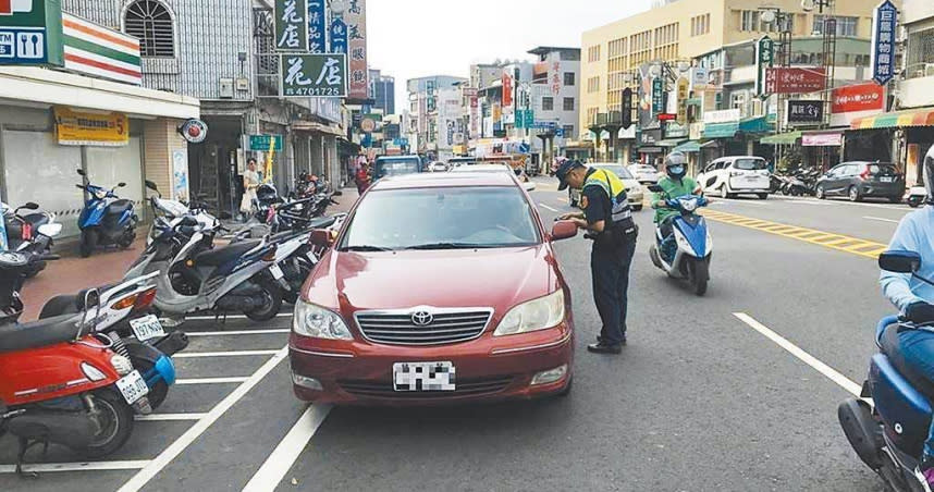 汽機車駕駛未禮讓行人卻拒繳罰單，執行署列優先執行對象。（圖／報系資料照，圖中人車與本案無關）