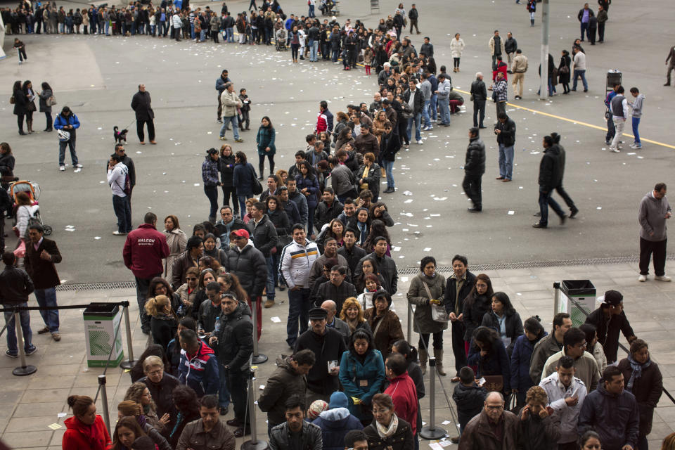 Ciudadanos ecuatorianos hacen fila para depositar su voto en un puesto electoral de Barcelona, España, el 17 de febrero de 2013. AP Photo/Emilio Morenatti