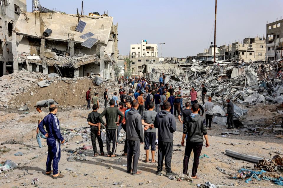<span>Des gens se rassemblent devant des bâtiments effondrés en raison des bombardements israéliens dans la ville de Gaza le 18 avril 2024</span><div><span>AFP</span></div>