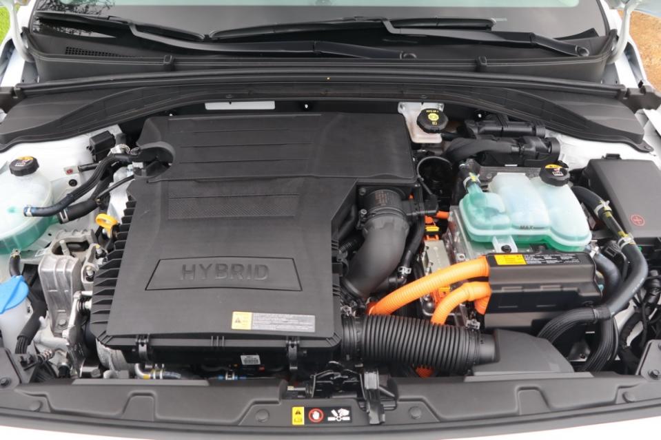 Ioniq的油電複合動力以一具1.6L四缸缸內直噴引擎為主體，加上電動馬達與鋰電池模組使得綜效馬力來到141hp/27kgm