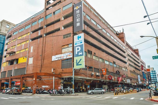 新竹縣竹北市家樂福停車業者違法經營，縣府勒令9月26日停業，當天起此大樓不能再停車了。（羅浚濱攝）