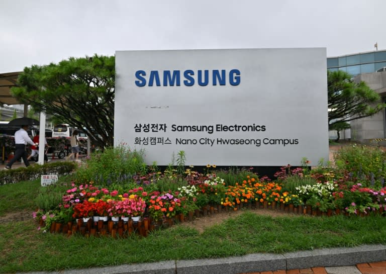 A union representing thousands of Samsung workers announces it is extending a strike indefinitely (Jung Yeon-je)