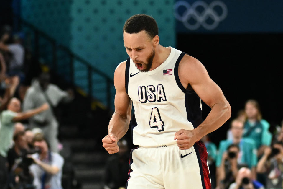 VS-nummer 04 Stephen Curry viert feest nadat hij heeft gescoord tijdens de halve finale van het herenbasketbal tussen de VS en Servië tijdens de Olympische Spelen van Parijs 2024 in de Bercy Arena in Parijs op 8 augustus 2024. (Foto: Aris MESSINIS / AFP) (Foto: ARIS MESSINIS/ AFP via Getty Images)