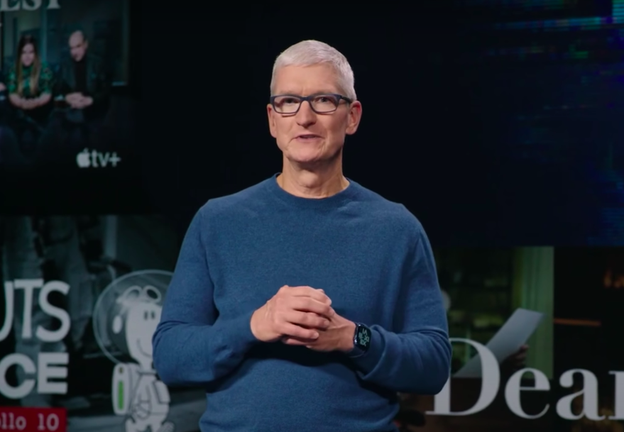 蘋果執行長庫克（Tim Cook）與德國與當地工程及零售部門的員工先前透露，蘋果準備向美亞利桑那州建設中的工廠採購晶片，以降低依賴亞洲供應鏈。   圖：翻攝自蘋果YouTube頻道（資料照）