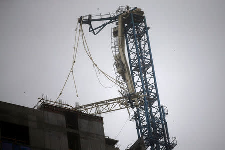 A collapsed construction crane is seen in Downtown Miami as Hurricane Irma arrives at south Florida, September 10, 2017. REUTERS/Carlos Barria