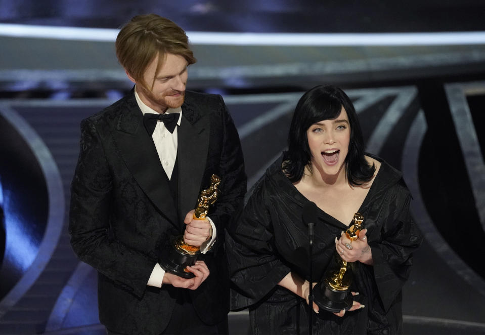 Billie Eilish, derecha, y Finneas O'Connell reciben el premio a mejor canción original por "No Time To Die" de "No Time To Die" en los Oscar el domingo 27 de marzo de 2022 en el Teatro Dolby en Los Angeles. (Foto AP/Chris Pizzello)