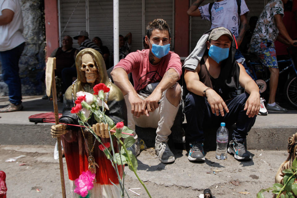 En el marco de la entrada a la 'nueva normalidad', primera fase de reactivación ante la crisis por la pandemia de COVID-19, creyentes a la Santa Muerte visitan el altar en la calle de Alfarería número 12 en el popular barrio de Tepito. Ciudad de México, 1 de junio del 2020. NOTIMEX/FOTO/ROMINA SOLIS/RSF/REL