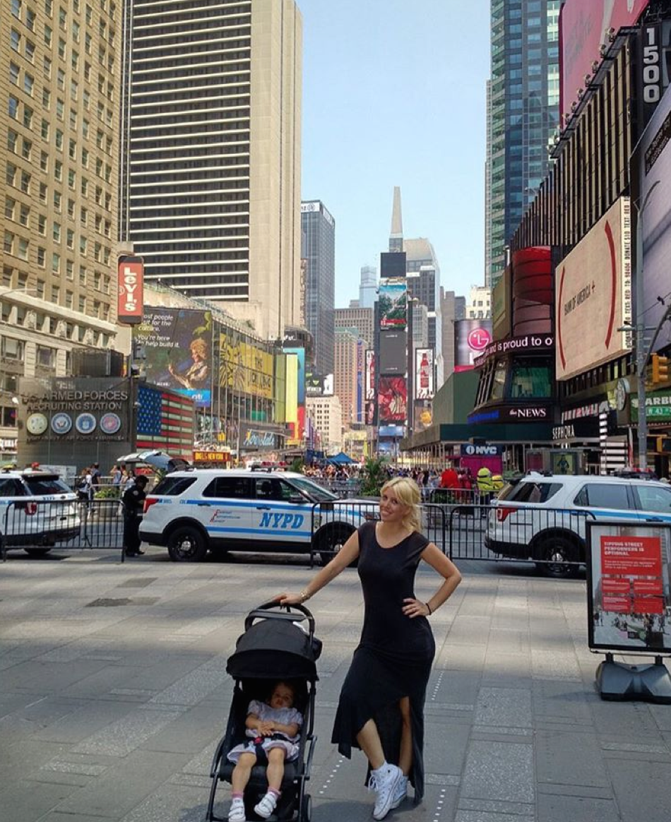 Newyorker girl. “Paseando por las calles de Nueva York, 7th Avenue”, publicó Icardi, con una foto de su mujer con un vestido largo negro y unas zapatillas de lona. - Foto: Instagram.com/wanda_icardi