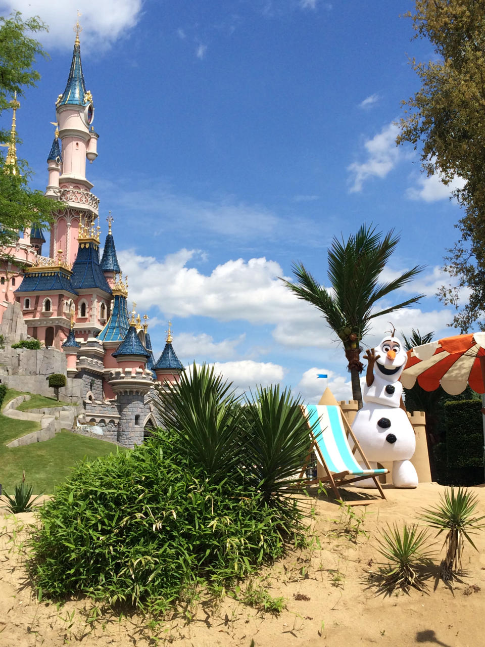 Olaf live im Disneyland Park Paris. #frozensummerfun (Bild: Anne Soho)