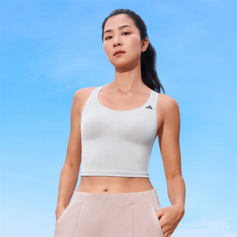 adidas「2 IN 1運動背心」一件即可穿出門成為女性的夏日救星。（圖／品牌業者提供）